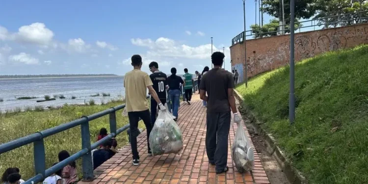 Juventude pelo clima: estudantes recolhem lixo e lançam alerta em Belém