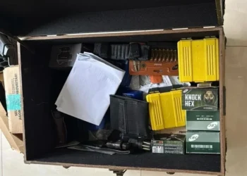 Foi determinado ainda o recolhimento das armas e identidades funcionais dos investigados  • Reprodução