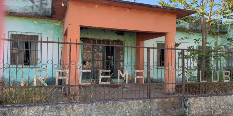 Quanto riso, Ó, quanta alegria, mais de mil palhaços no salão…