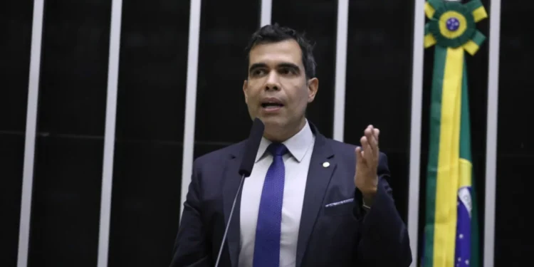 Avança na Câmara proposta relatada por Ricardo Ayres que reforça prioridade à primeira infância na Constituição