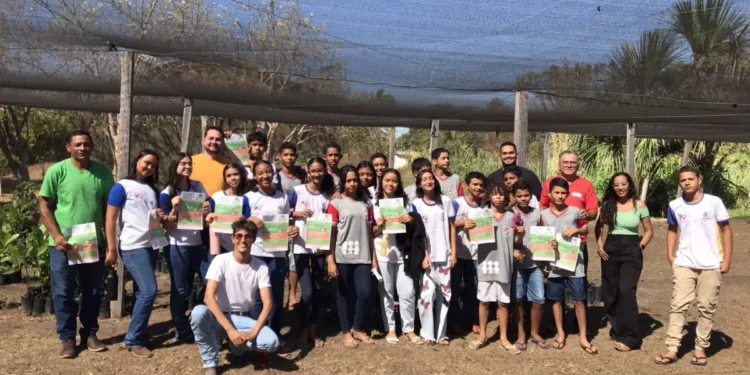 Educação Ambiental: Alunos do Colégio Frei Antônio participam de palestras sobre reciclagem durante visita ao viveiro municipal em Tocantínia