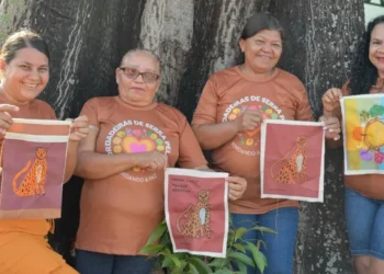 Bordadeiras do coletivo Bordando a Paz • Reprodução