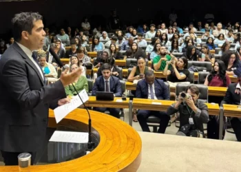 Ricardo Ayres convoca juventude a “oxigenar a política” em sessão com plenário lotado