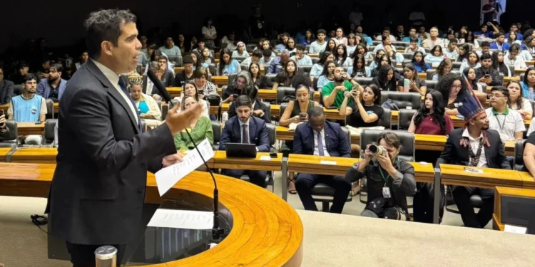 Ricardo Ayres convoca juventude a “oxigenar a política” em sessão com plenário lotado