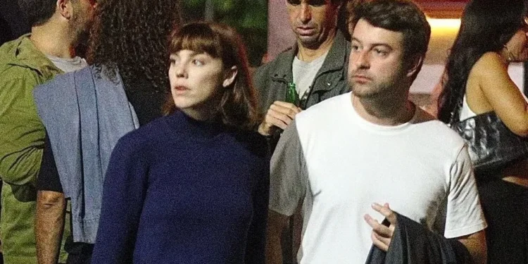 Alice Wegmann e namorado são flagrados em restaurante • AgNews