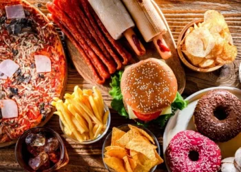 Alimentos ultraprocessados estão relacionados ao maior risco de doenças e ao aumento do peso corporal • monticelllo/GettyImages