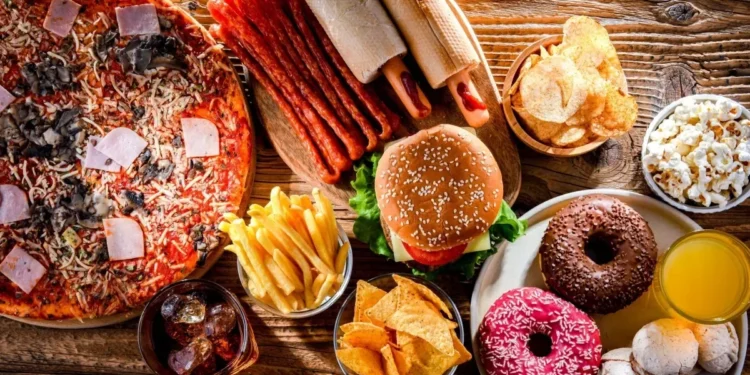 Alimentos ultraprocessados ainda dominam dieta americana, revela estudo