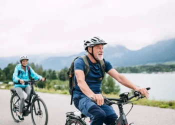 Estudo mostra que andar de bicicleta ou fazer bicicleta ergométrica pode ajudar a reduzir os sintomas motores do Parkinson • Halfpoint Images/GettyImages