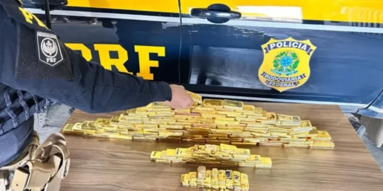 A ação da Polícia Rodoviária Federal (PRF), realizada na segunda-feira, 4 de agosto, resultou na apreensão de barras de ouro em Boa Vista, Roraima • PRF