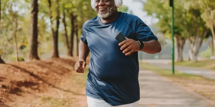 Homem idoso correndo em parque público
Melhorar o condicionamento e capacidade física pode ser um fator preventivo para o câncer de próstata, diz estudo  • andreswd/GettyImages