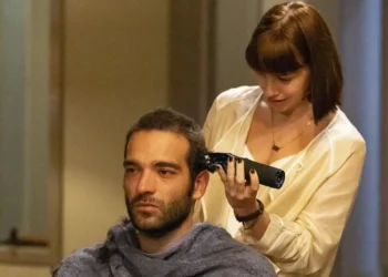 Solange (Alice Wegmann) corta o cabelo de Afonso (Humberto Carrão). • Divulgação/TV Globo