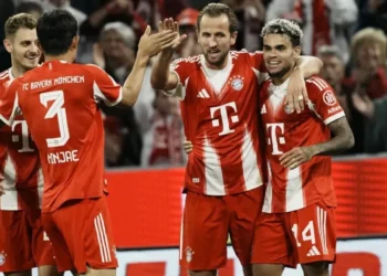 Jogadores do Bayern de Munique comemorando um dos gols da goleada sobre o RB Leipzig pela Bundesliga • Reprodução/X/@FCBayern