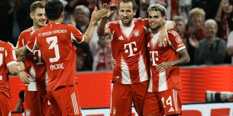 Jogadores do Bayern de Munique comemorando um dos gols da goleada sobre o RB Leipzig pela Bundesliga • Reprodução/X/@FCBayern