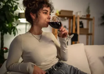 Consumo abusivo de álcool mais do que dobrou entre as mulheres nas capitais brasileiras • MilosStankovic/GettyImages