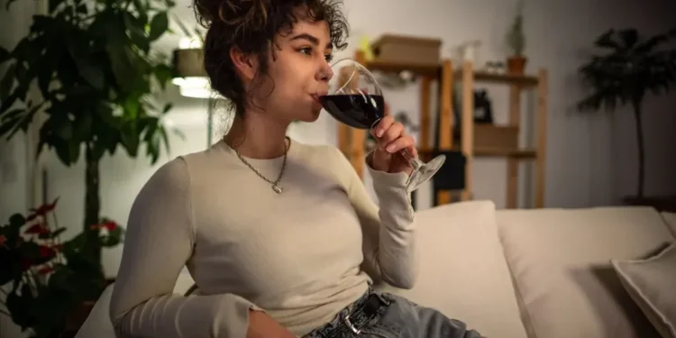 Consumo abusivo de álcool mais do que dobrou entre mulheres, diz estudo