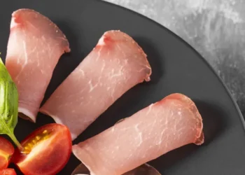 Botulismo alimentar é causado pela ingestão de alimentos contaminados, principalmente conservas, carnes embutidas e enlatados • Freepik