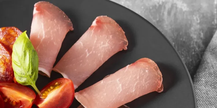 Botulismo alimentar é causado pela ingestão de alimentos contaminados, principalmente conservas, carnes embutidas e enlatados • Freepik