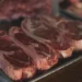 Reduzir ou cortar a carne vermelha pode trazer benefícios à saúde, mas exige planejamento nutricional para evitar deficiências.  • Pexels