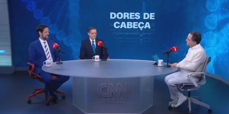 Dr. Roberto Kalil recebe neurologistas Carlos Eduardo Altieri, do Hospital Sírio Libanês, e José Luiz Pedroso, Professor Livre Docente em Neurologia pela UNIFESP  • CNN