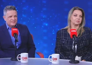 Celso Caldeira, professor titular de Endodontia da Faculdade de Odontologia da USP, e Mariana Braga, professora da Faculdade de Odontologia da USP são os convidados do "CNN Sinais Vitais - Dr. Kalil Entrevista"  • CNN