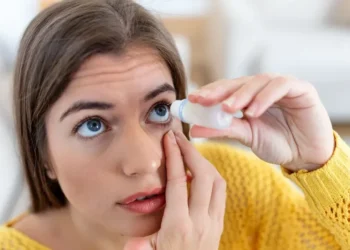 Colírio de uso diário pode corrigir vista cansada por até 10 horas e foi aprovado pela FDA nos Estados Unidos • stefamerpik/Freepik