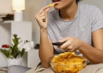 Estudos recentes apontam que o consumo frequente de ultraprocessados está ligado à perda de força muscular e ao maior risco de fragilidade • Freepik