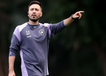 Técnico Davide Ancelotti em treino do Botafogo  • Foto: Vitor Silva/Botafogo