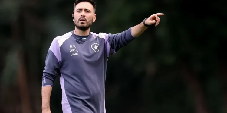 Técnico Davide Ancelotti em treino do Botafogo • Foto: Vitor Silva/Botafogo