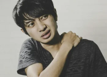 Dor crônica pode ser sinal de tensão protetora • Afif Ramdhasuma via Unsplash