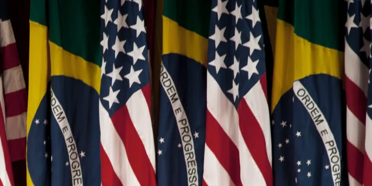 Bandeiras dos Brasil e dos Estados Unidos • US Embassy/Reprodução