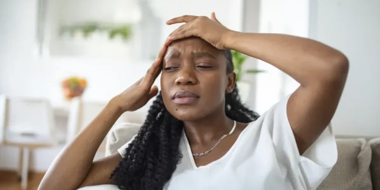 Entenda como menopausa pode aliviar crises de enxaqueca em algumas mulheres