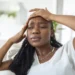Entenda como menopausa pode aliviar crises de enxaqueca em algumas mulheres