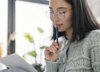 Segundo professor, escrever ao menos uma vez por semana ajuda a identificar pontos fracos e aprimorar competências  • Freepik