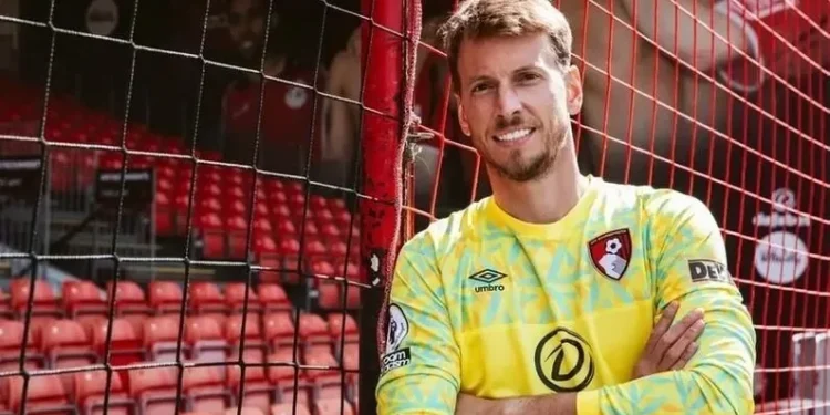 Botafogo anuncia contratação do goleiro Neto, ex-Barcelona