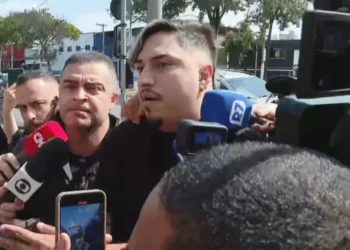 Marido de influenciador, Israel Nata Vicente, chegando em delegacia • Reprodução/CNN