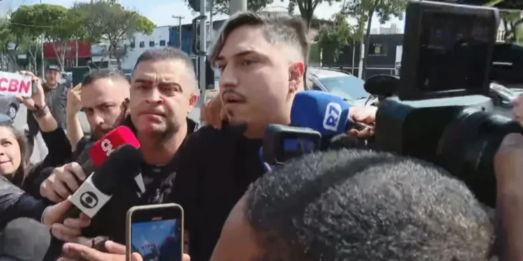 Marido de influenciador, Israel Nata Vicente, chegando em delegacia • Reprodução/CNN