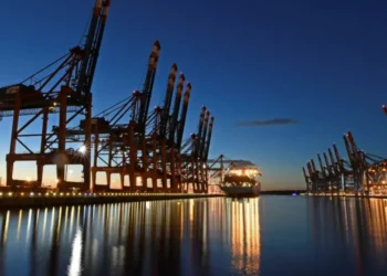 Navio de contêineres em porto de Hamburgo, Alemanha • REUTERS/Fabian Bimmer