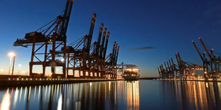 Navio de contêineres em porto de Hamburgo, Alemanha  • REUTERS/Fabian Bimmer