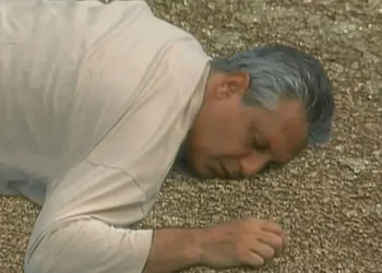 Otavio Jordão (Antonio Fagundes) morre em um acidente de carro em "A Viagem" • Reprodução/Globoplay