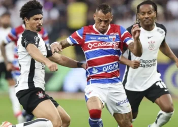 Lance de Corinthians 1 x 1 Fortaleza mostra os autores dos gols da partida: Breno Lopes e Carrillo • Alexandre Schneider/Getty Images