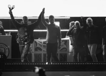 Irmãos Gallagher se reuniram após 16 anos de hiato • X/Oasis