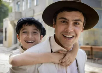 "Êta Mundo Melhor" parte da busca de Candinho (Sergio Guizé) pelo seu filho Junior/Samir (Davi Malizia) • Globo