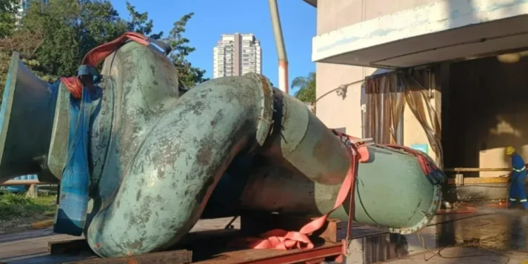 Esgoto no Rio Pinheiros: vazamento deixa mancha escura e mau cheiro em SP