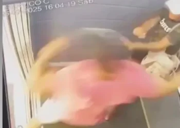 Câmeras de segurança registraram momento em que homem espancou namorada no RN • Reprodução