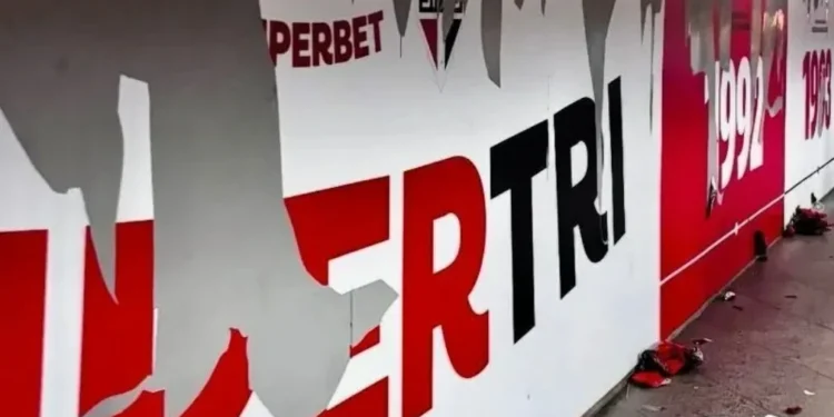 Estação São Paulo-Morumbi depredada após partida entre Santos e Juventude • CNN