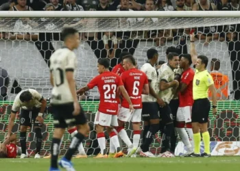 Árbitro Caio Max Augusto Vieira expulsa Lucas Veríssimo, do Corinthians, em partida contra o Inter pelo Brasileirão de 2023 • Ricardo Moreira/Getty Images