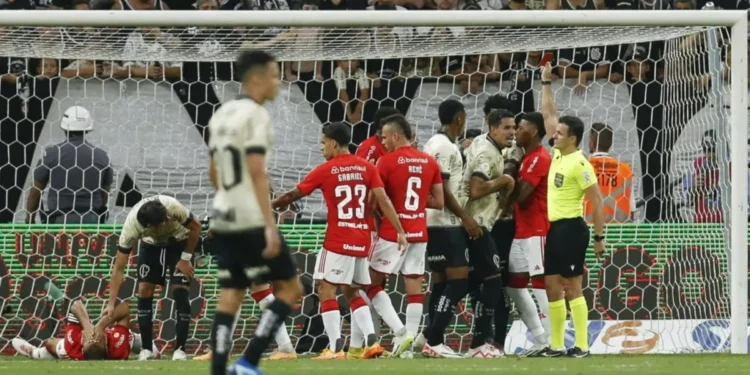 Árbitro Caio Max Augusto Vieira expulsa Lucas Veríssimo, do Corinthians, em partida contra o Inter pelo Brasileirão de 2023 • Ricardo Moreira/Getty Images