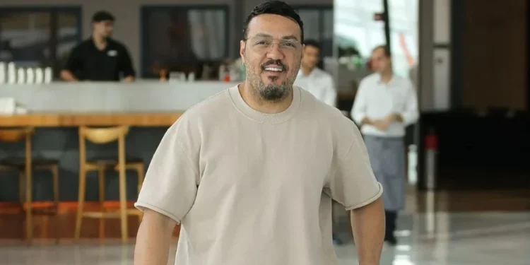 Belo é tietado por fãs em shopping no Rio • Edson Douglas / AgNews