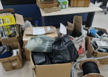 Durante operação foram apreendidos um fuzil, duas pistolas, dinheiro em espécie, equipamentos eletrônicos e cabos utilizados pelas empresas  • Reprodução/PCERJ