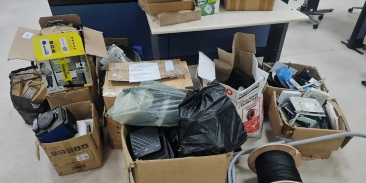 Durante operação foram apreendidos um fuzil, duas pistolas, dinheiro em espécie, equipamentos eletrônicos e cabos utilizados pelas empresas  • Reprodução/PCERJ